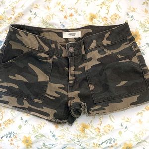 FOREVER 21 CAMO SHORTS